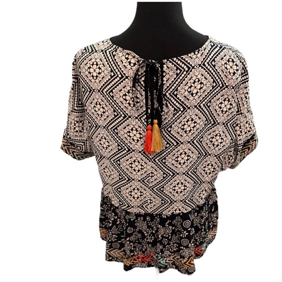 Altar’d State Women’s Short Sleeve Embroidered Peplum Hem Top - Picture 4 of 7